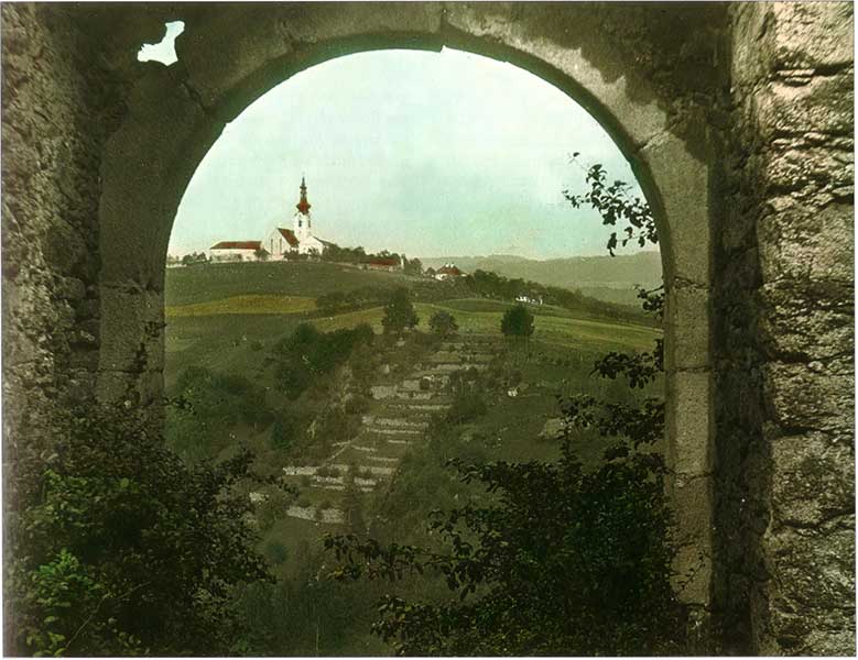 Blick vom Burgtor der Burgruine Gramastetten Richtung Ort Gramastetten, im Vordergrund die Jahresstiege - Jahr und Bildquelle leider unbekannt