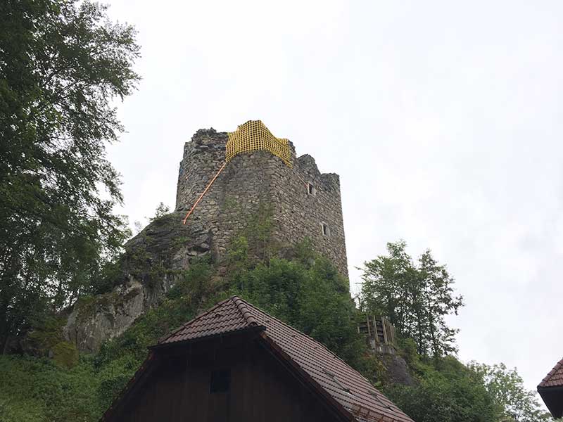 Ein gelbes Netz "schmückt" nun den Wehrturm der Burgruine Lichtenhag.