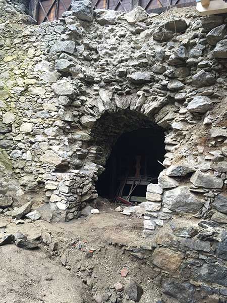 Der Eingang in das Kellergewölbe war vor den Arbeiten schon sehr zerstört, Steine bröckelten immer wieder ab.